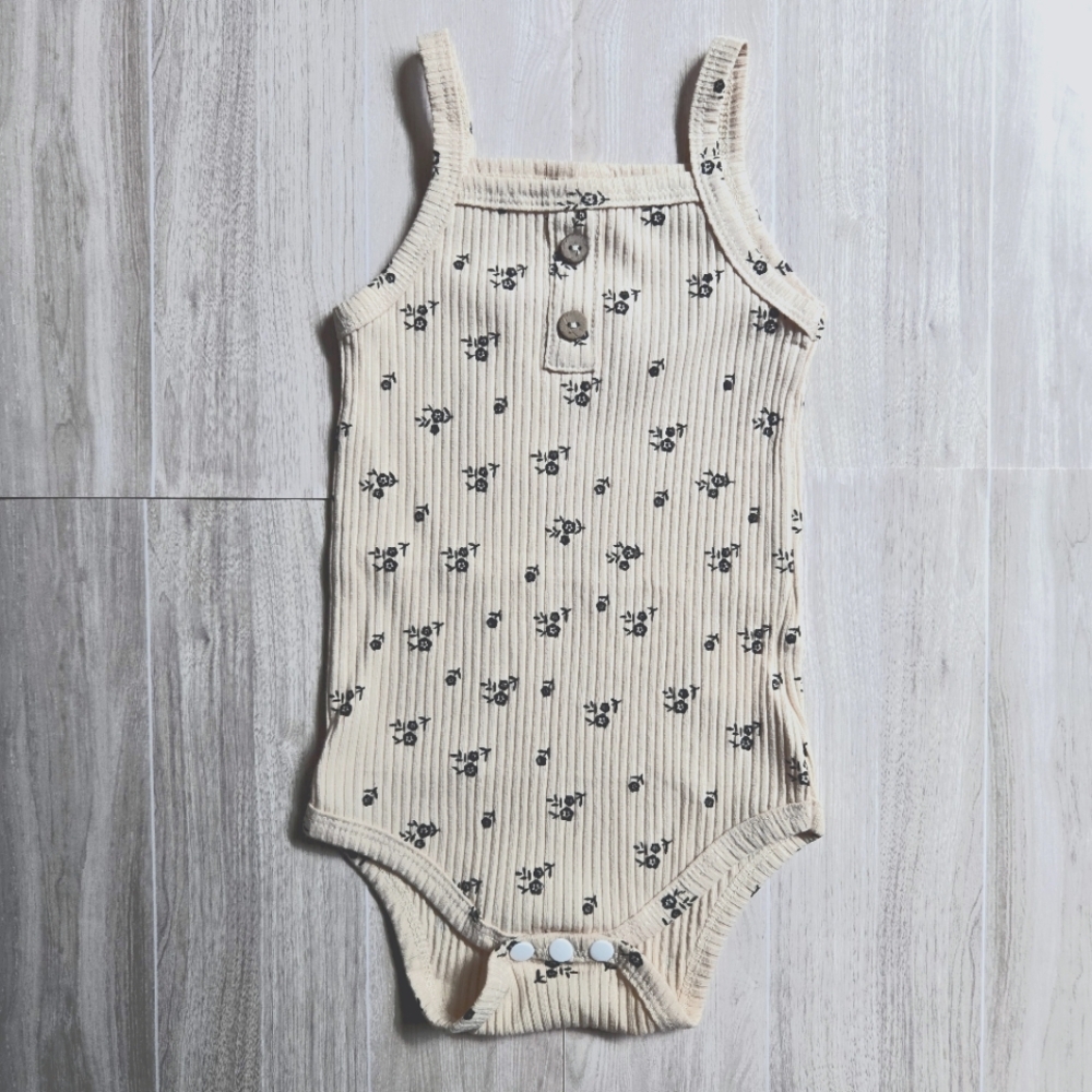 Baby Girl Ribbed Two-Piece Floral Set Neutral Bodysuit & Ruffle Bloomer Outfit - Picture 2 of 8